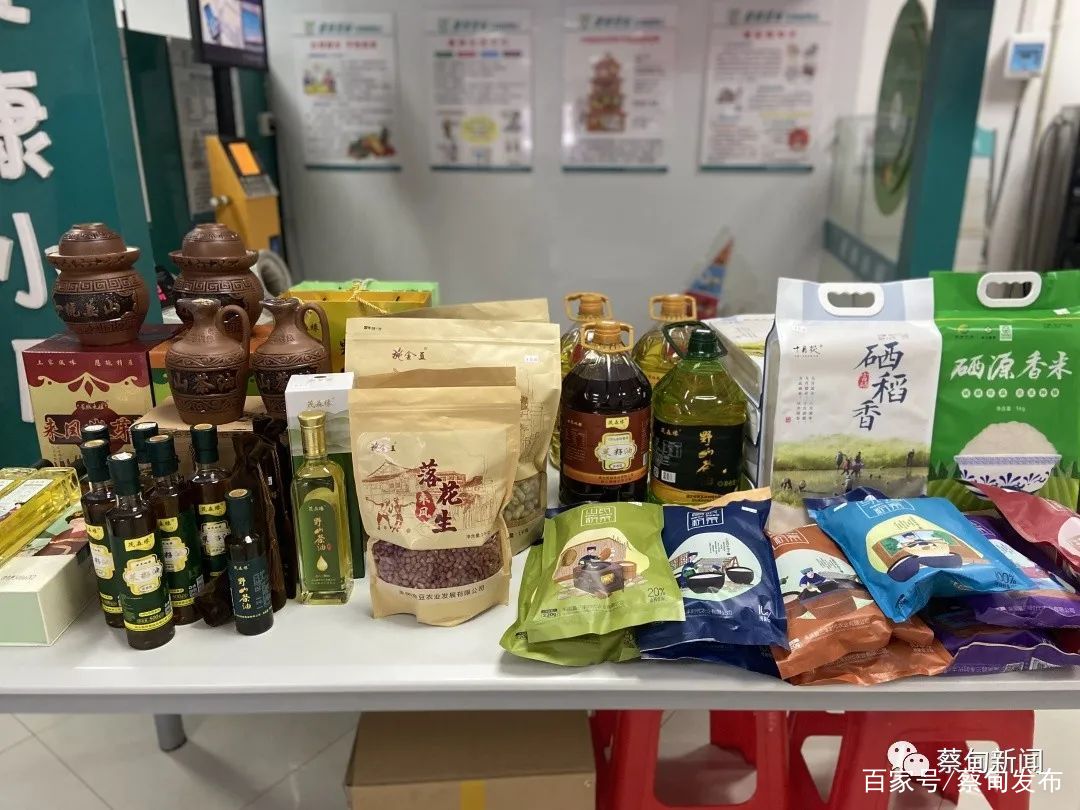 愛(ài)心助農(nóng)消費(fèi)扶貧 來(lái)鳳縣農(nóng)副產(chǎn)品展銷(xiāo)進(jìn)蔡甸機(jī)關(guān)單位